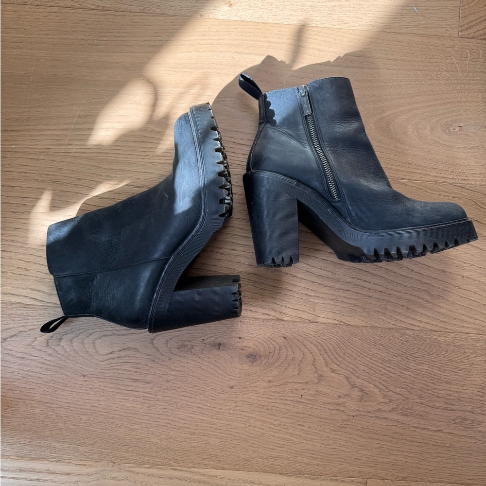 Dr. Martens Magdalena Leather Platform Heel Boots – Size 9 US / 7 UK / 41 EU